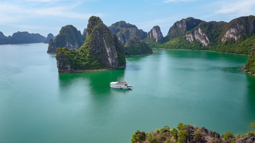 Amanda Legend Cruise: Private cruise to Bai Tu Long
