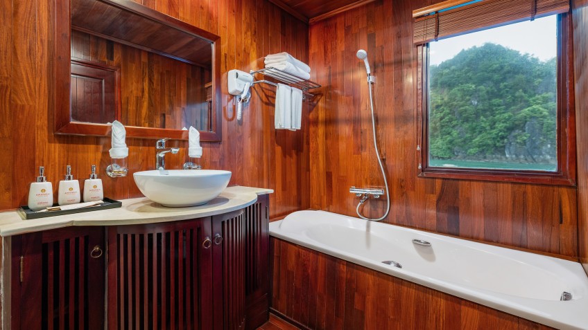 Amanda Legend Cruise: Bathroom with Bathtub