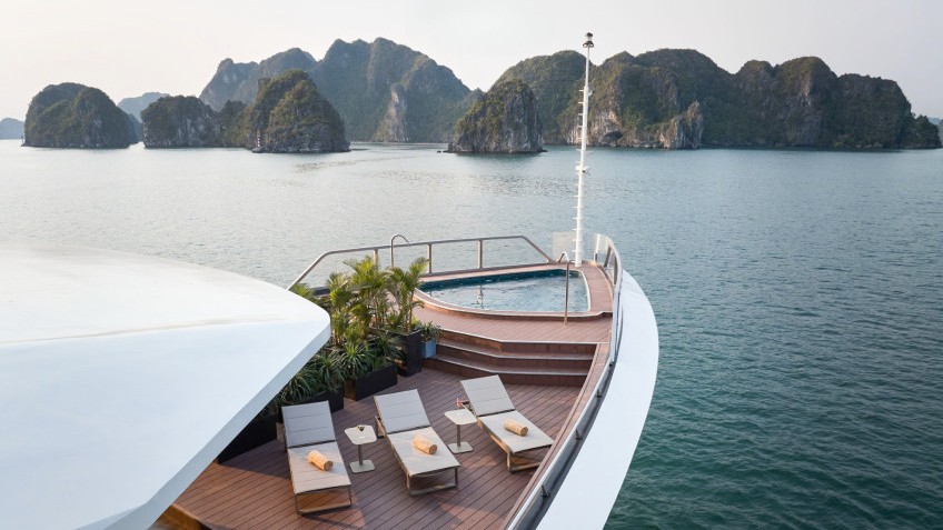 Calista Cruise: Breezy Jacuzzi at the bow