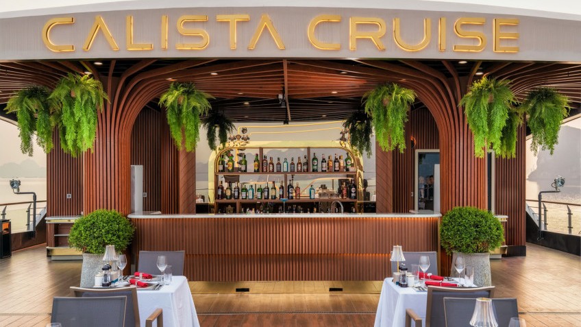 Calista Cruise: Have Drinks at the Sky Bar