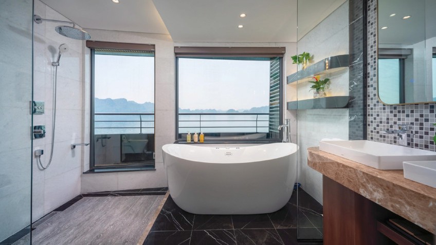Calista Cruise: Exquisite Bathroom
