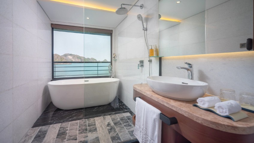 Calista Cruise: Clean & Modern Bathroom
