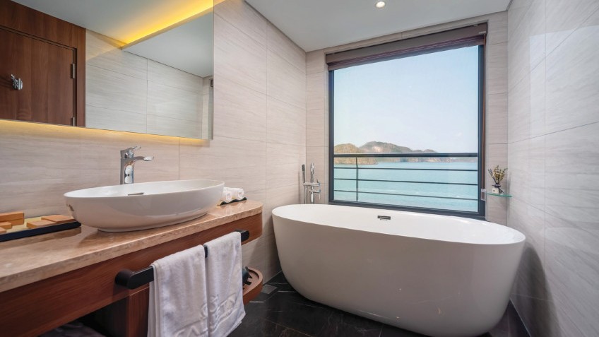 Calista Cruise: Bathub with full facilities