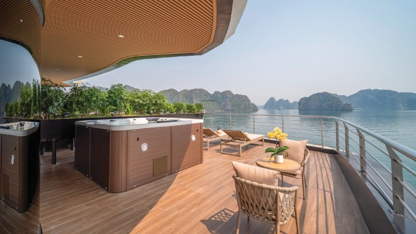 Calista Cruise: Large Terrace with Jacuzzi Tub