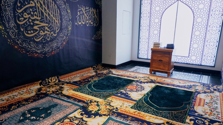 Catherine Cruise: Only Halong Bay cruises with a Prayer Room