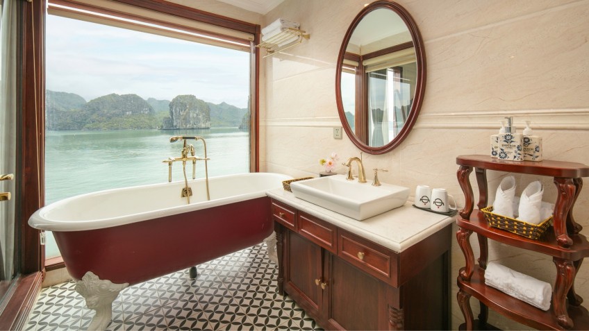 Emperor Cruises: Luxury Bathroom with bathtub