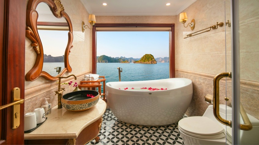 Emperor Cruises: Sea-view Bathtub