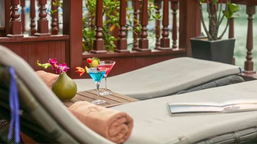 Emperor Cruises: Terrace with Sun loungers