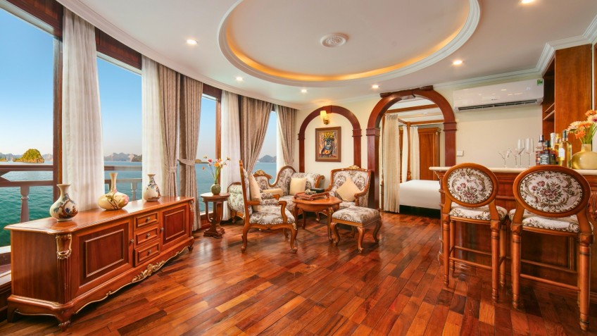 Emperor Cruises: Traditional Royal  Decor