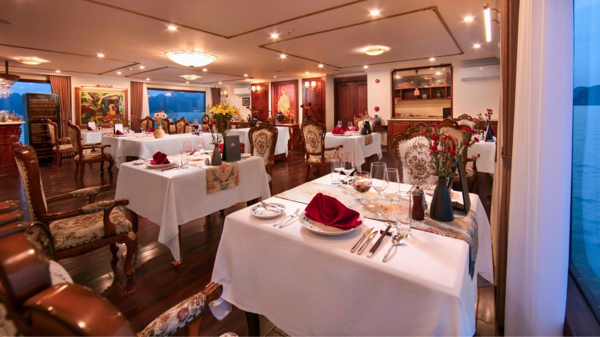 Emperor Cruises: Luxury Can Chanh Restaurant