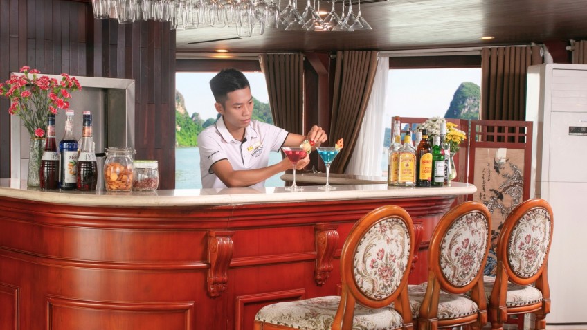 Emperor Cruises: The Bar on board