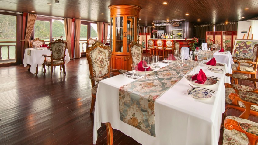 Emperor Cruises: Panorama Lounge with the nobility