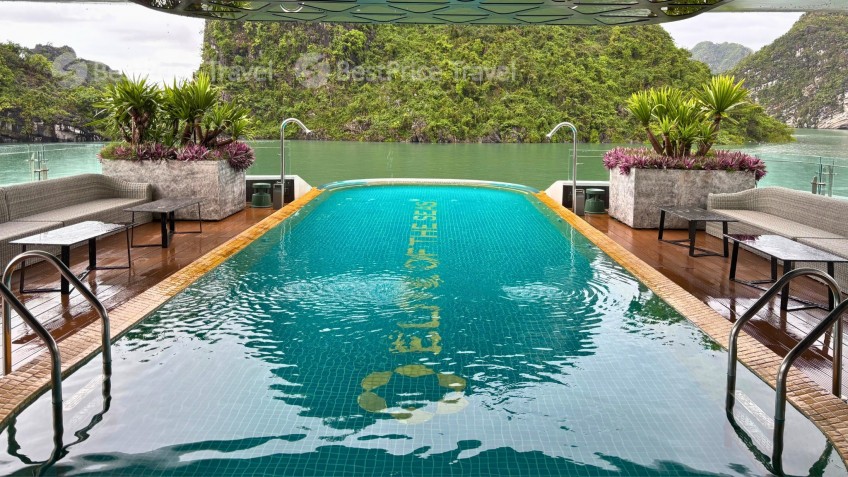 Elite of the Seas Cruise: Grand Infinity Pool