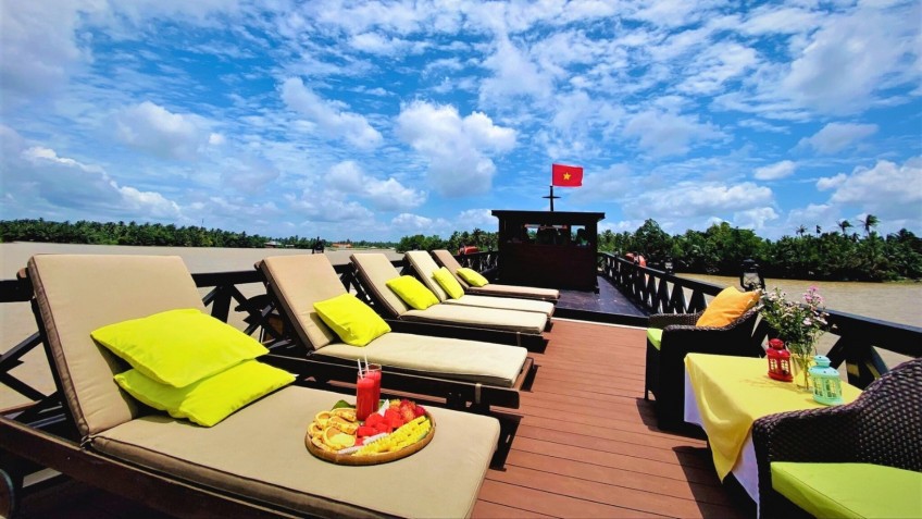 Airy sundeck with many loungers
