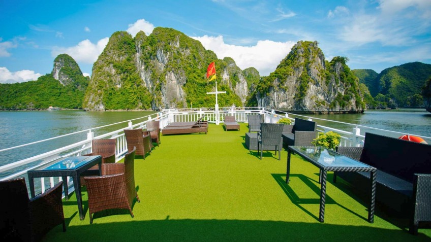 Green & Airy Sundeck