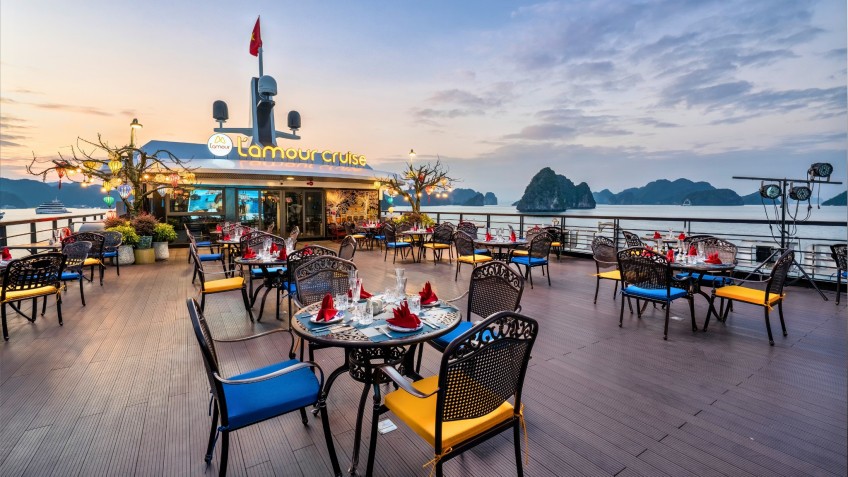 Spacious Sundeck On Lamour Cruise
