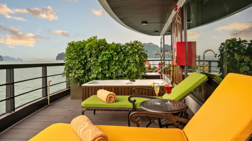 Airy Balcony With Outdoor Jacuzzi Tub