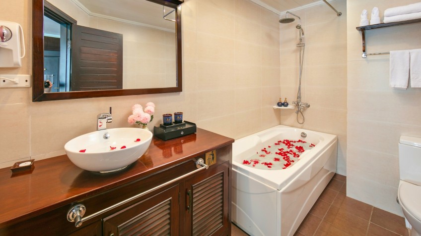 Phoenix Cruise: Bathroom with Bathtub