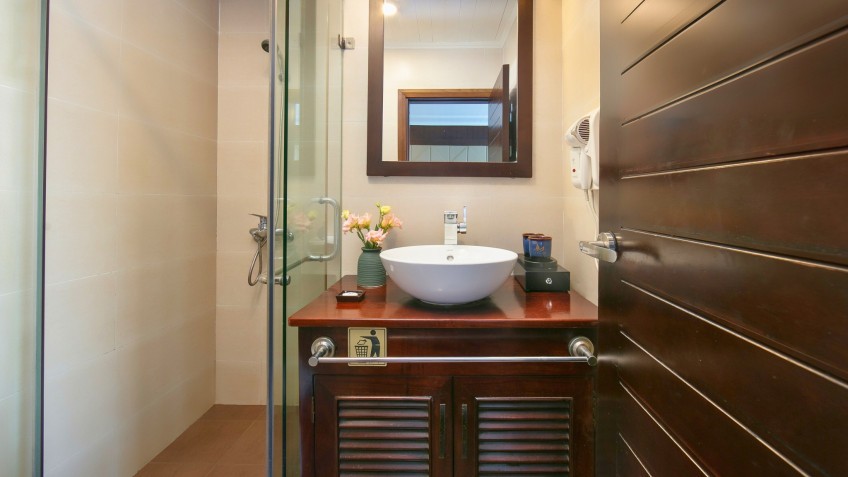 Phoenix Cruise: Ensuite Bathroom