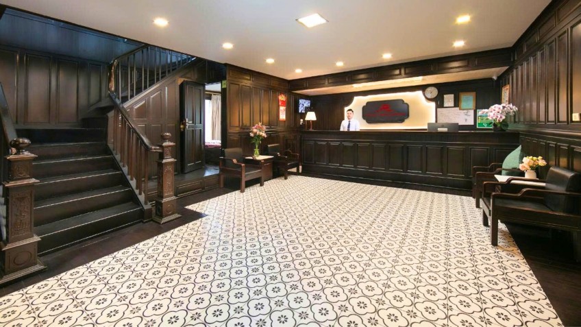 Phoenix Cruise: Spacious Lobby