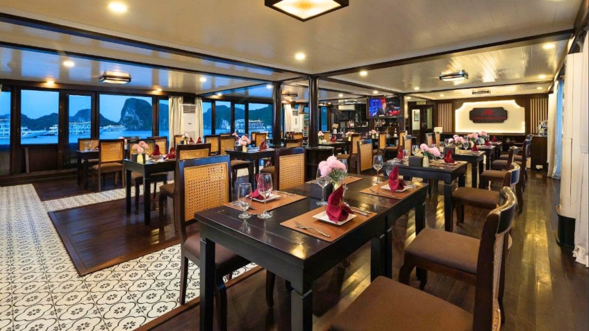 Phoenix Cruise: Elegant Restaurant