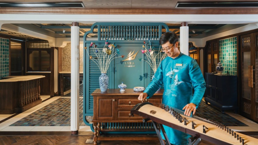 Lyra Grandeur Cruise: Traditional Music Performer