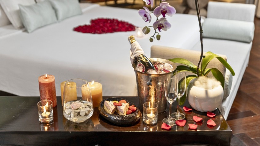 Lyra Grandeur Cruise: Romantic Honeymoon Setup