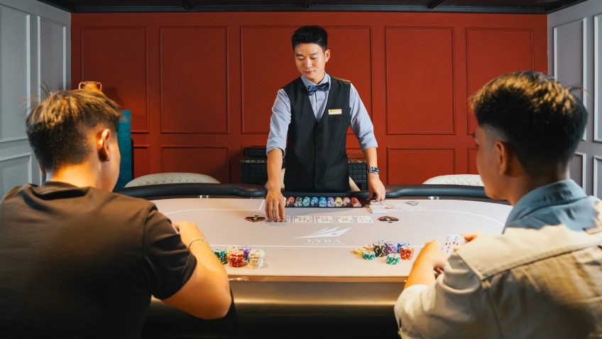 Lyra Grandeur Cruise: Poker And Cigar Club