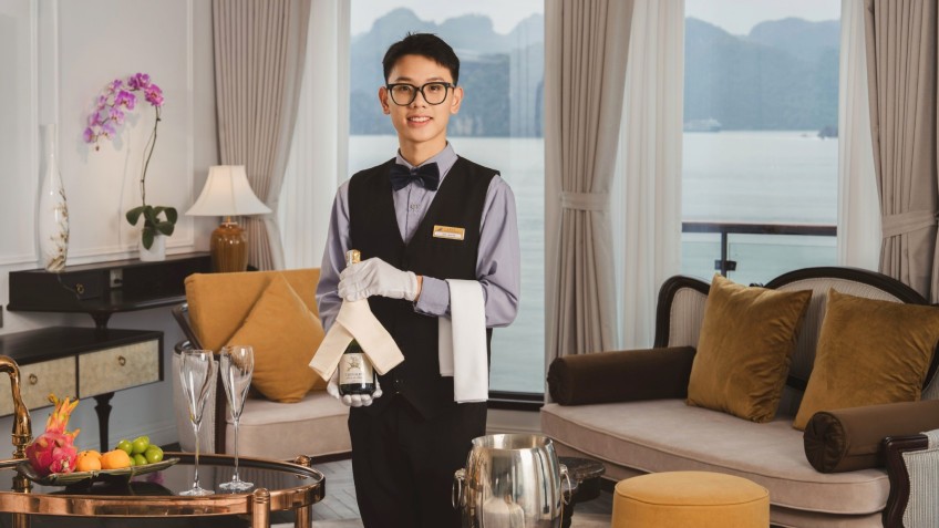 Lyra Grandeur Cruise: Welcoming Crew Member