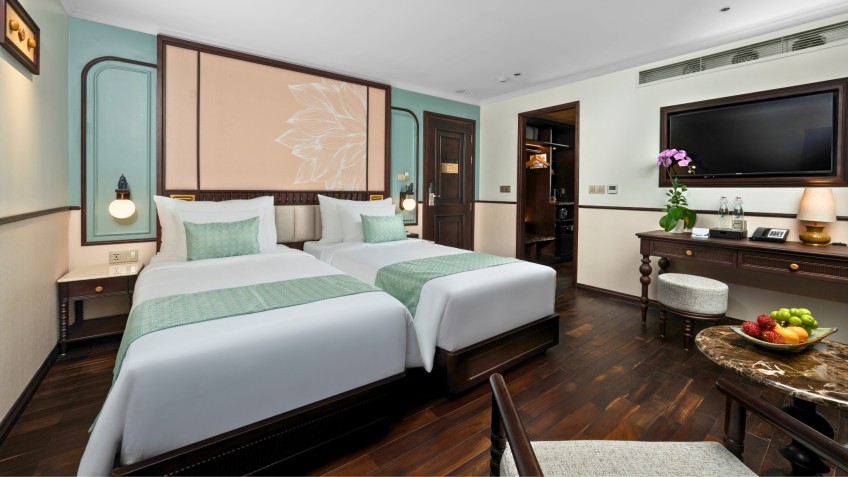 Lyra Grandeur Cruise: Elegant Living Space