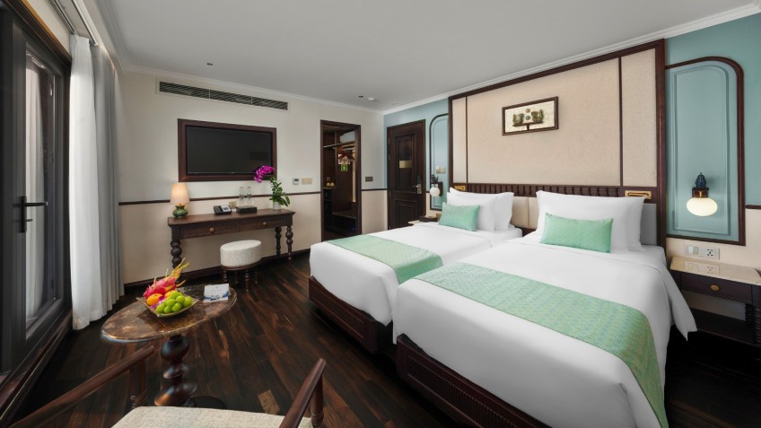 Lyra Grandeur Cruise: Delicate Decorated Style