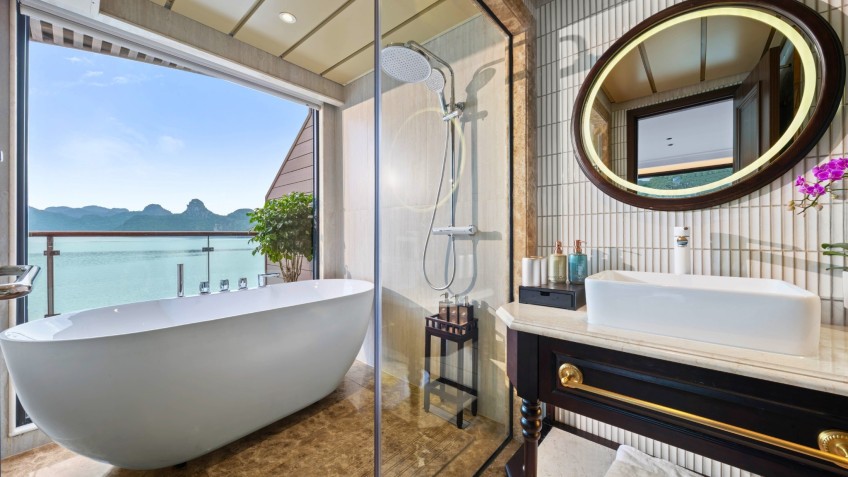 Lyra Grandeur Cruise: Ocean View Bathtub