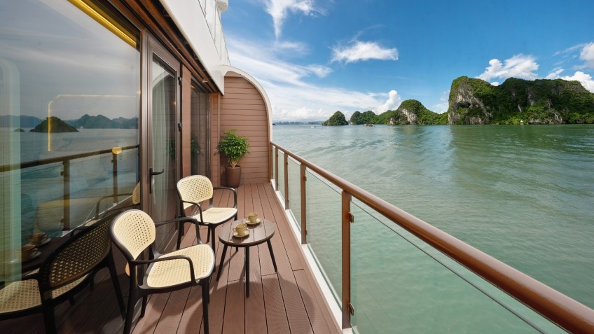 Lyra Grandeur Cruise: Broad View