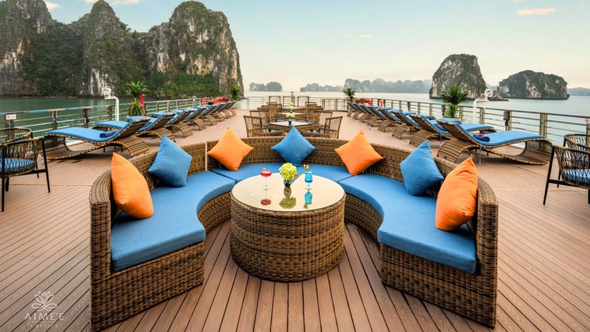 Airy sundeck with many loungers