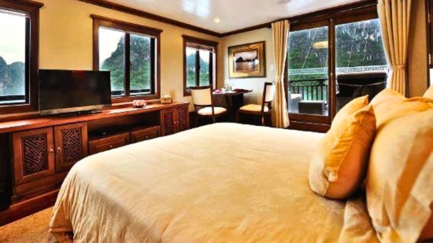 Garden Bay Peak Cruise: Bright room