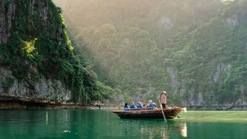 Lyra Grandeur Cruise: Serene Landscapes In Lan Ha