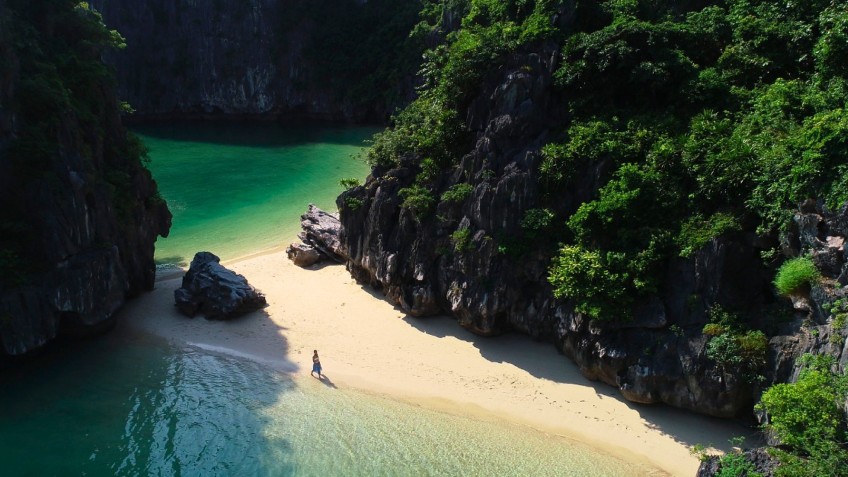 Lyra Grandeur Cruise: Ba Trai Dao Beach