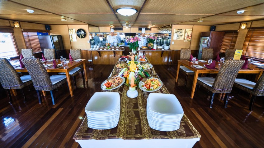 Tasty Dining in the Restaurant