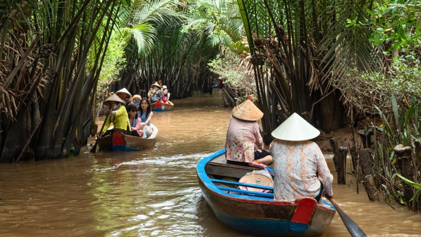 Travel on sampan
