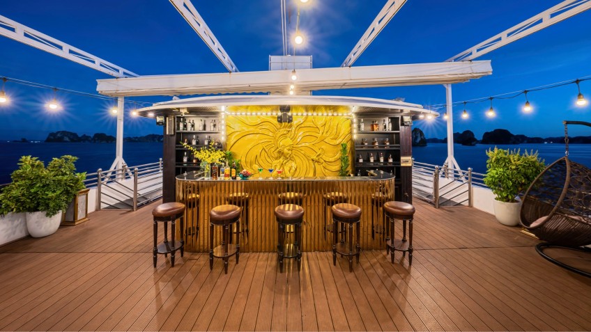 Athena Royal Cruise: Have cool drinks at Outdoor Bar