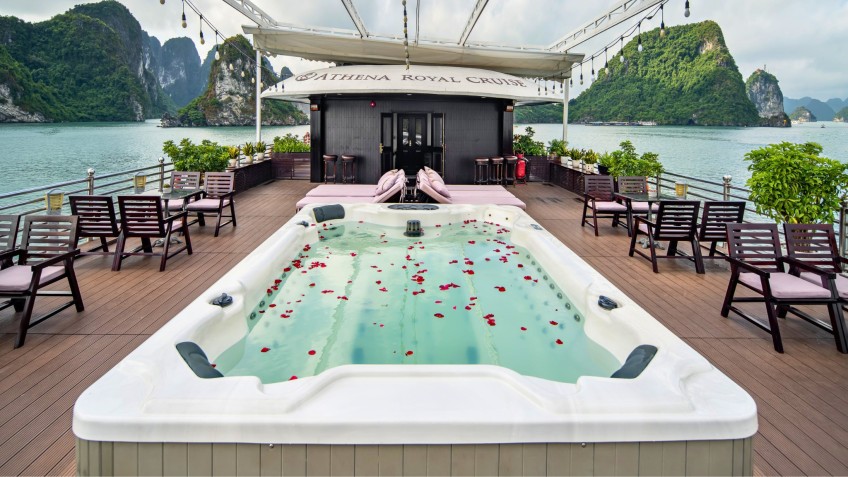 Athena Royal Cruise: Topdeck Jacuzzi with Panoramic View