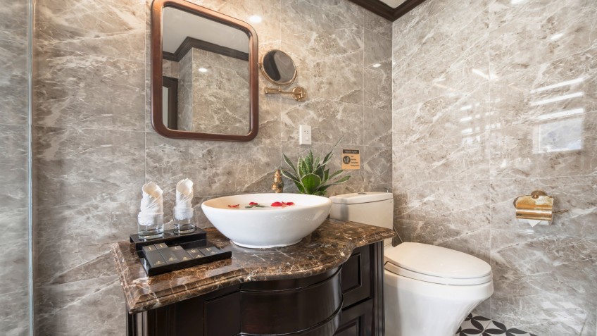 Athena Royal Cruise: Bright Bathroom