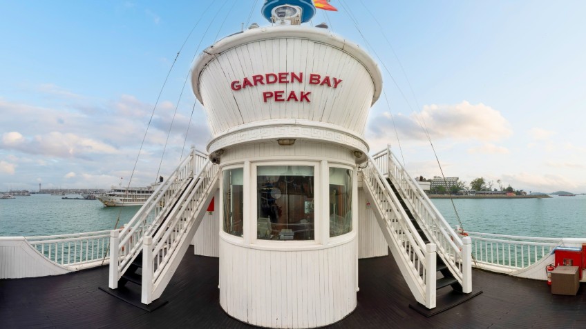 Garden Bay Peak Cruise: Captain Lounge