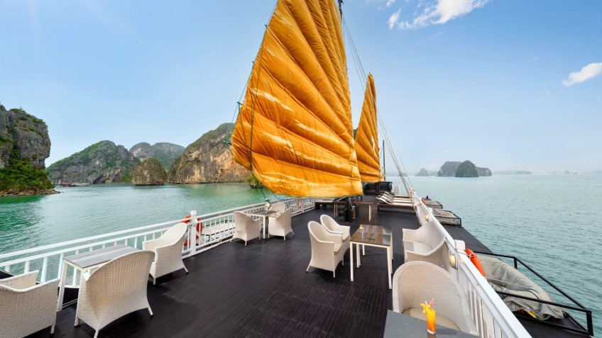 Garden Bay Peak Cruise: Airy Sundeck