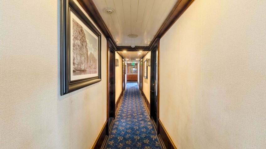 Garden Bay Peak Cruise: Wooden Hallway