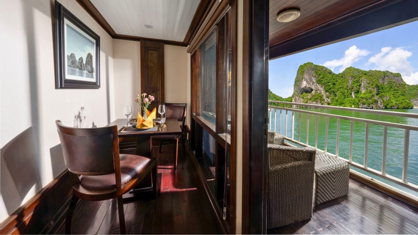 Garden Bay Peak Cruise: In-room dining area