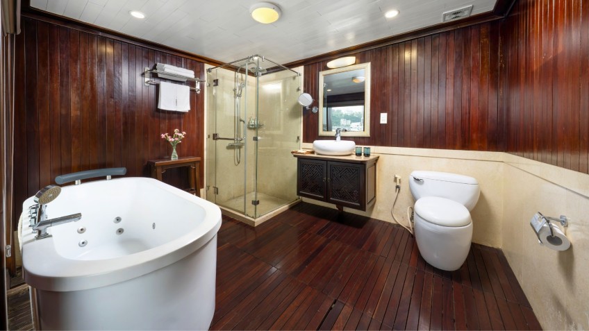 Garden Bay Peak Cruise: Large Bathroom