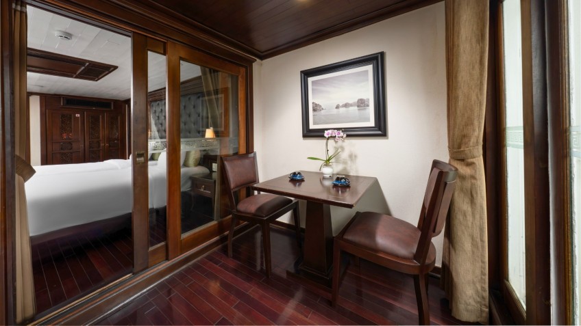 Garden Bay Peak Cruise: Living room inside