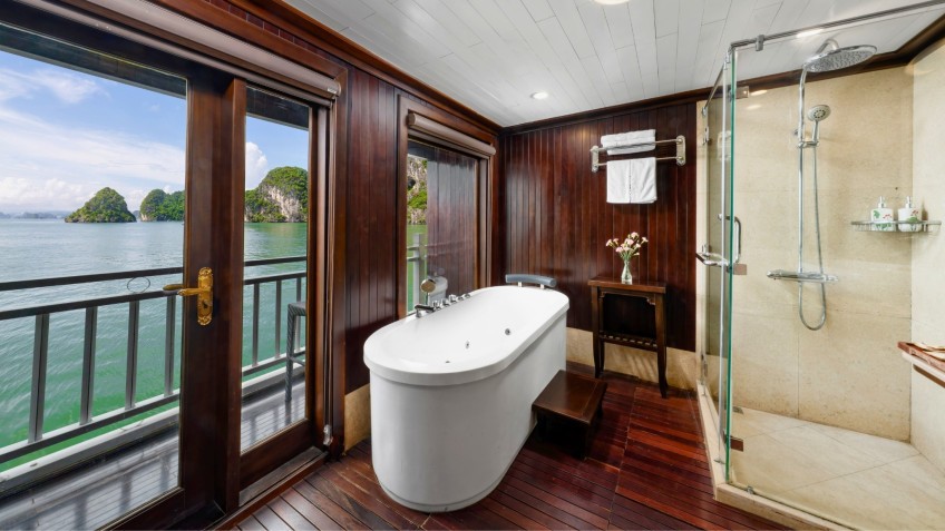 Garden Bay Peak Cruise: Bathroom with Bathtub