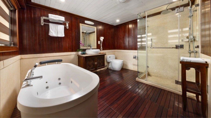 Garden Bay Peak Cruise: Modern Bathroom Amenities
